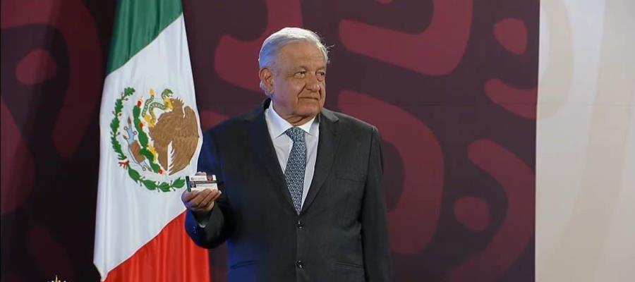 Entregan a Obrador credencial del IMSS-Bienestar 