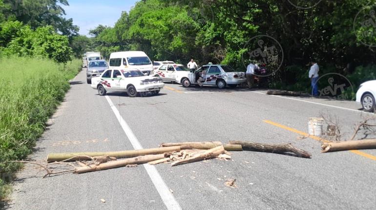 Taxistas en Centla bloquean carretera a Frontera, acusan invasión de rutas de otras uniones