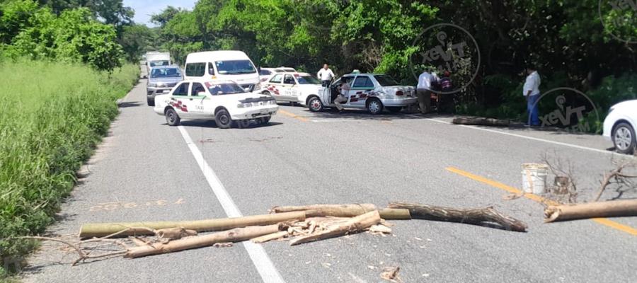 Taxistas en Centla bloquean carretera a Frontera, acusan invasión de rutas de otras uniones