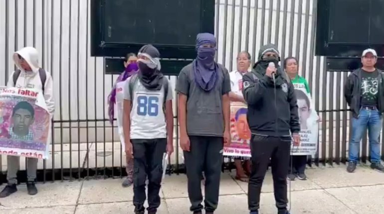 Toda la información nos remite al Ejército: Padres de normalistas de Ayotzinapa en mitin afuera del Senado