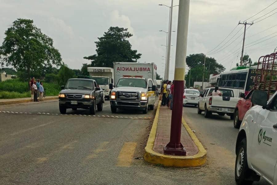 Arrolla taxista a motocicleta con mujer e hijos en Huimanguillo