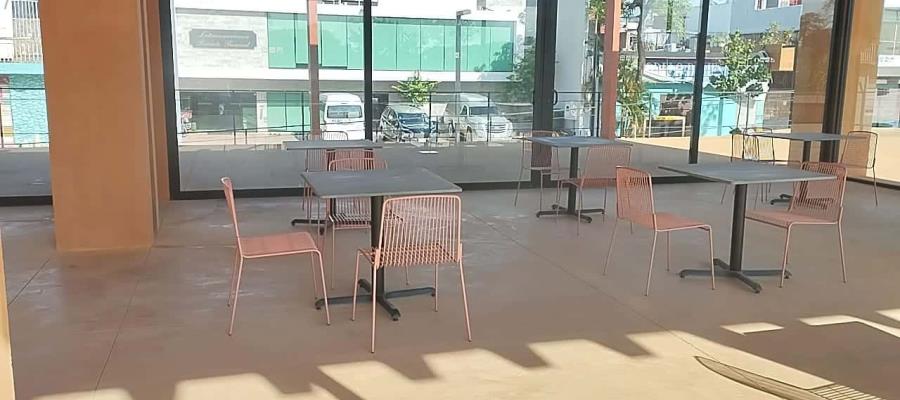 Instalan mobiliario en locales comerciales del malecón de Villahermosa