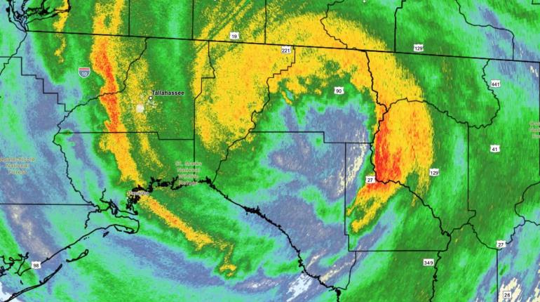 "Helene" toca tierra en Florida como categoría 4