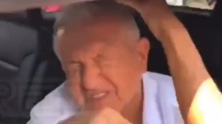 Con audio manipulado viralizan video a AMLO donde recibe manotazo mientras le gritan dictador