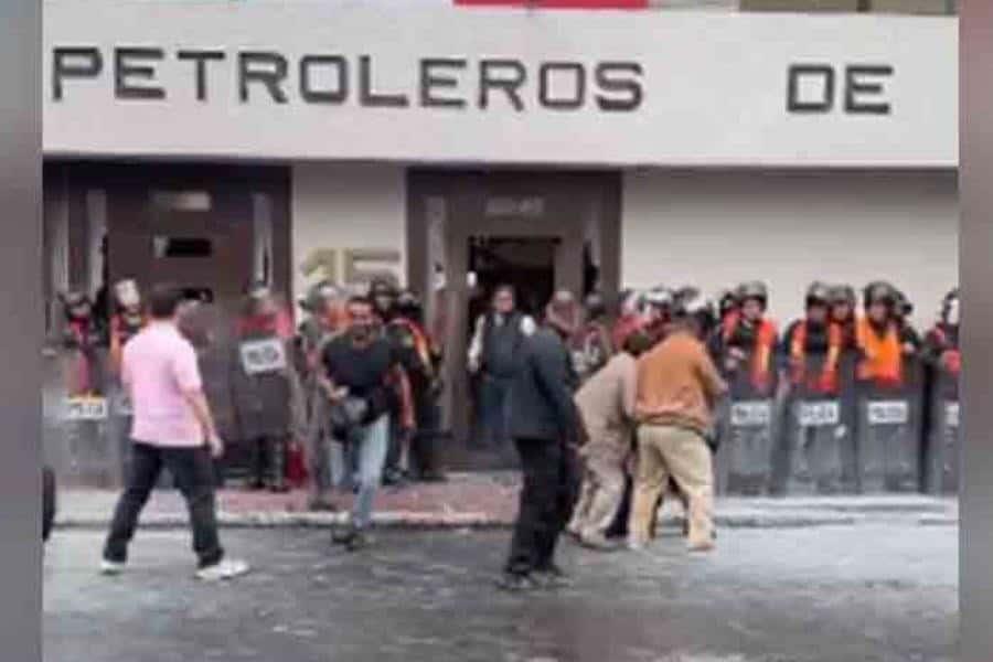 Trifulca en sindicato de Pemex deja al menos 5 heridos, entre ellos un líder sindical