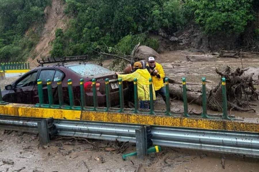 Cierran autopista Chilpancingo-Acapulco por derrumbes e inundaciones generadas por ´John´