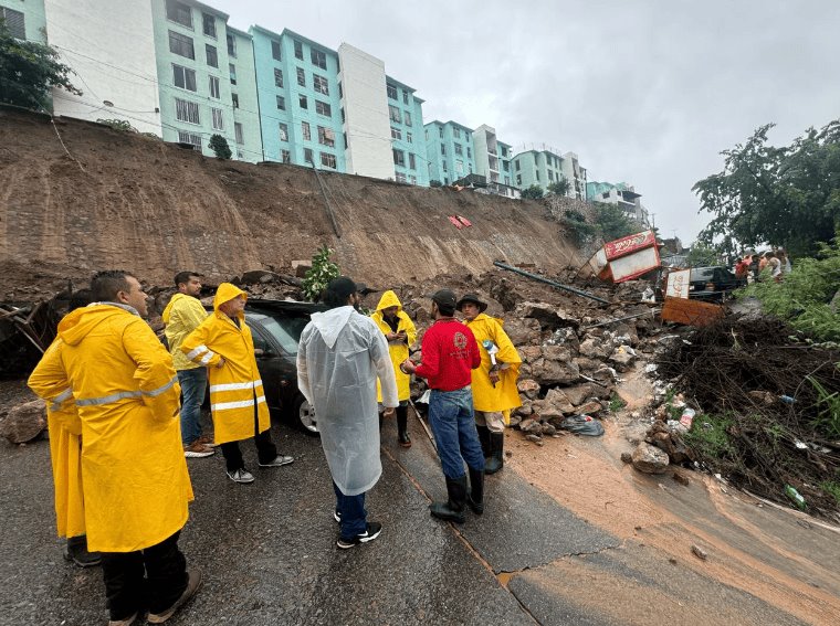 Evacuan en Acapulco a 300 personas de conjunto habitacional por riesgo de colapso