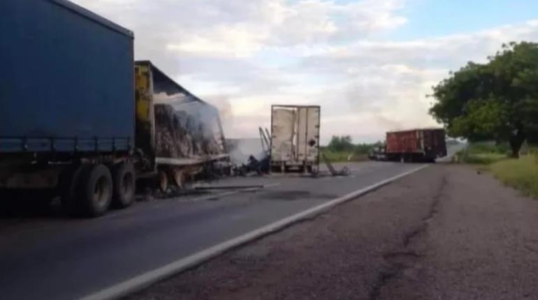 Bloquean Maxipista Mazatlán-Culiacán con vehículos incendiados 