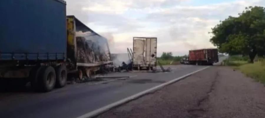 Bloquean Maxipista Mazatlán-Culiacán con vehículos incendiados 