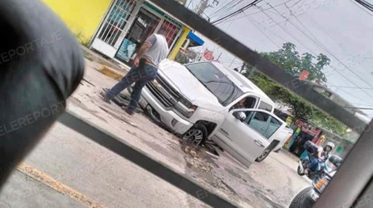 Cae vehículo en hundimiento de la colonia Espejo 1