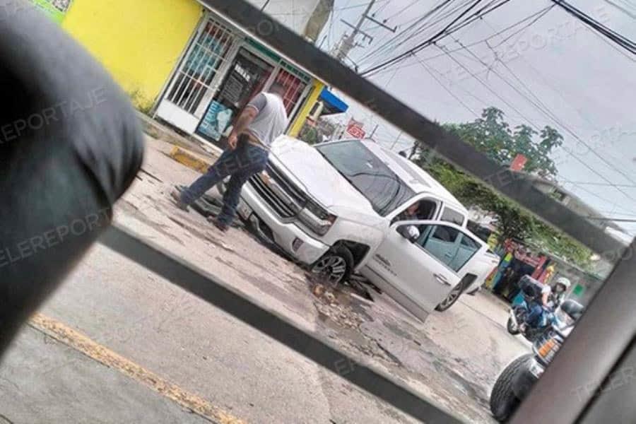 Cae vehículo en hundimiento de la colonia Espejo 1