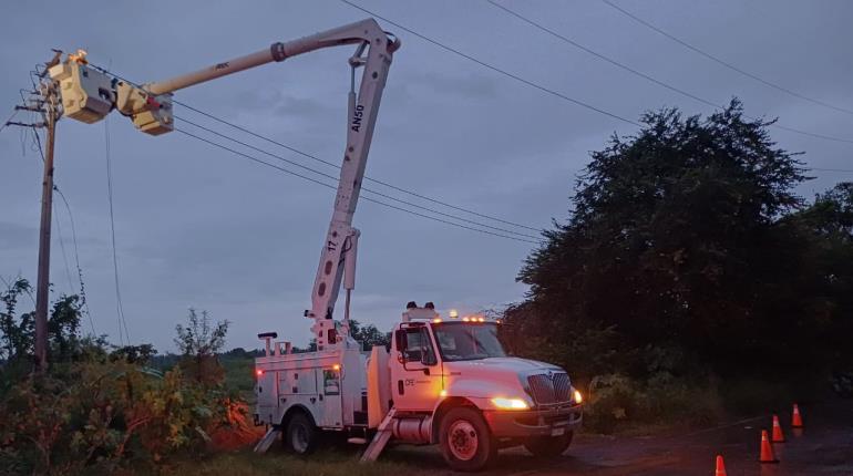 CFE restablece energía a afectados por el segundo impacto de "John"