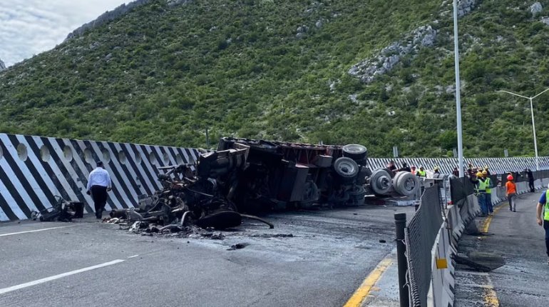 4 muertos y varios heridos deja choque de tráiler contra camioneta en NL