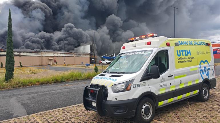 Alarma a ciudadanos fuerte incendio de supermercado en Jalisco