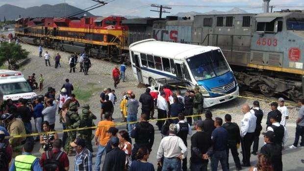 Autobús de pasajeros intenta ganarle el paso al tren y es embestido en Saltillo; hay 8 lesionados