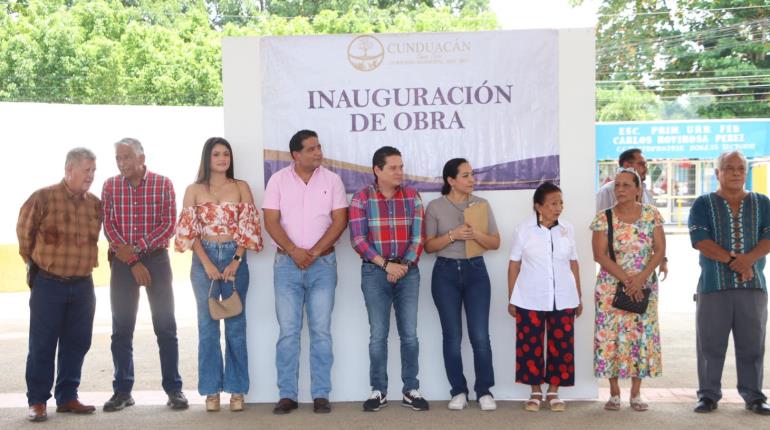 Entrega Chelo Cano Domo en el poblado Carlos Rovirosa