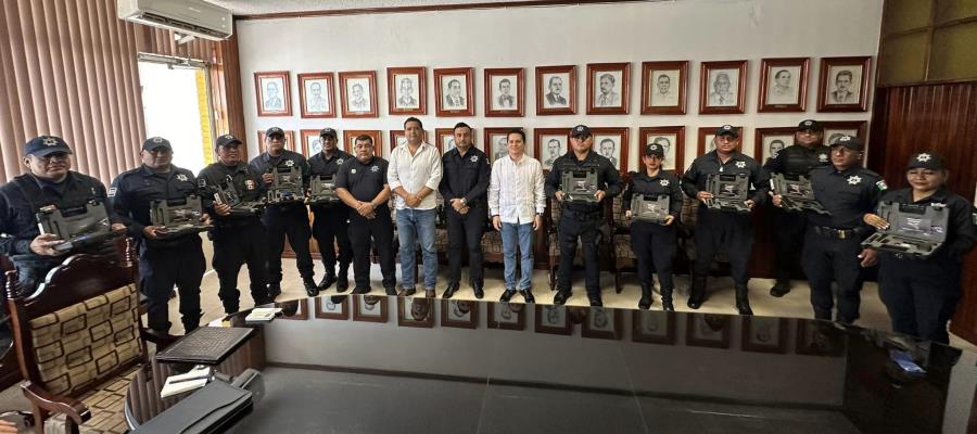 Entrega de armamento policial en Cunduacán