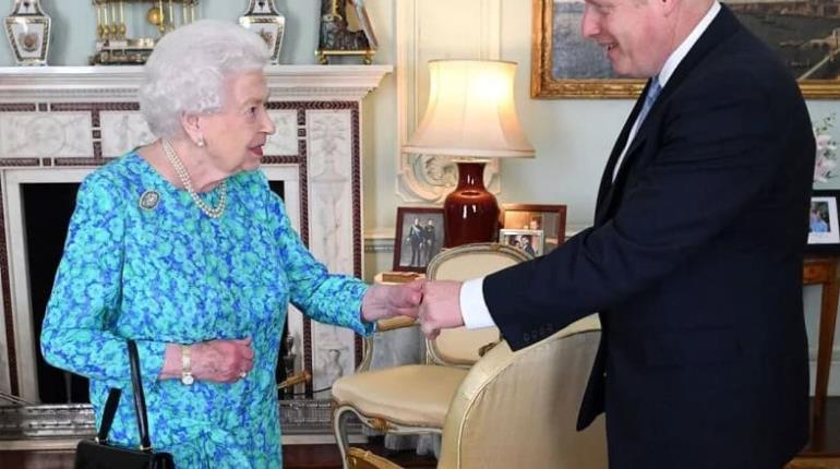 Reina Isabel II tenía cáncer de huesos, revela Boris Johnson