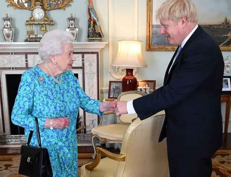 Reina Isabel II tenía cáncer de huesos, revela Boris Johnson