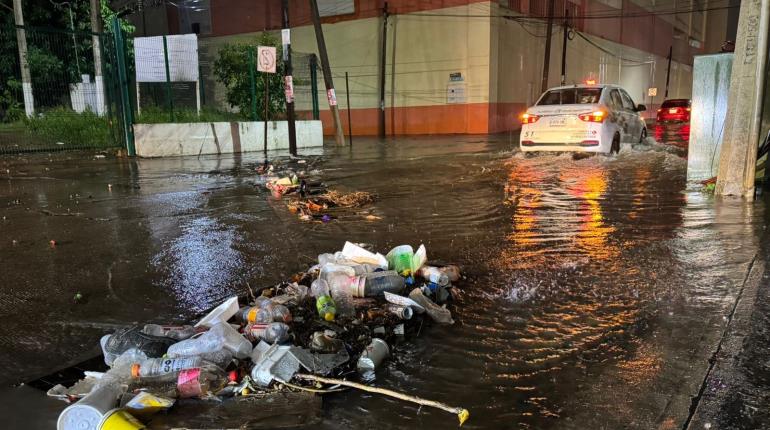 Se registran encharcamientos en Centro por lluvia; basura en las calles uno de los factores