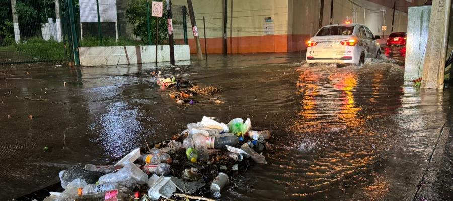 Se registran encharcamientos en Centro por lluvia; basura en las calles uno de los factores