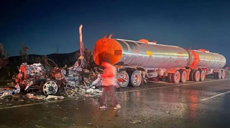 Arde tráiler que transportaba 24 mil 800 litros de combustible en Nuevo León