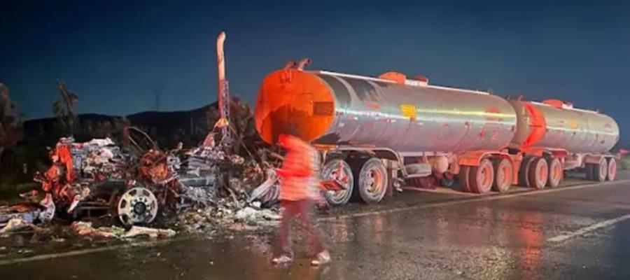 Arde tráiler que transportaba 24 mil 800 litros de combustible en Nuevo León