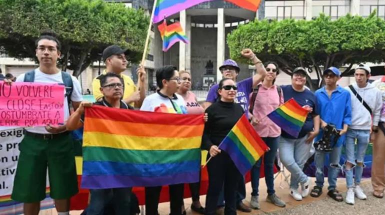 Protesta comunidad LGBT en Chiapas; acusan a diputada de hacerse pasar por homosexual