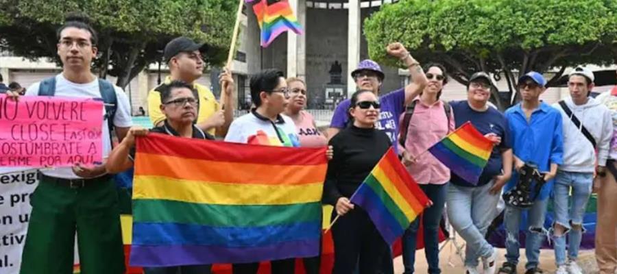 Protesta comunidad LGBT en Chiapas; acusan a diputada de hacerse pasar por homosexual