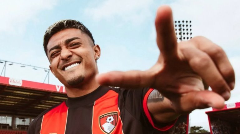 Julián Araujo cumple promesa y festeja con aficionados del Bournemouth victoria en Premier League