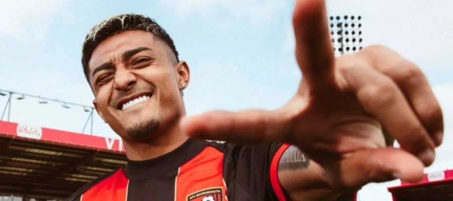 Julián Araujo cumple promesa y festeja con aficionados del Bournemouth victoria en Premier League