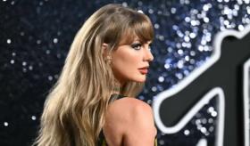 Paga 4 mil euros por guitarra firmada por Taylor Swift y la destroza a martillazos