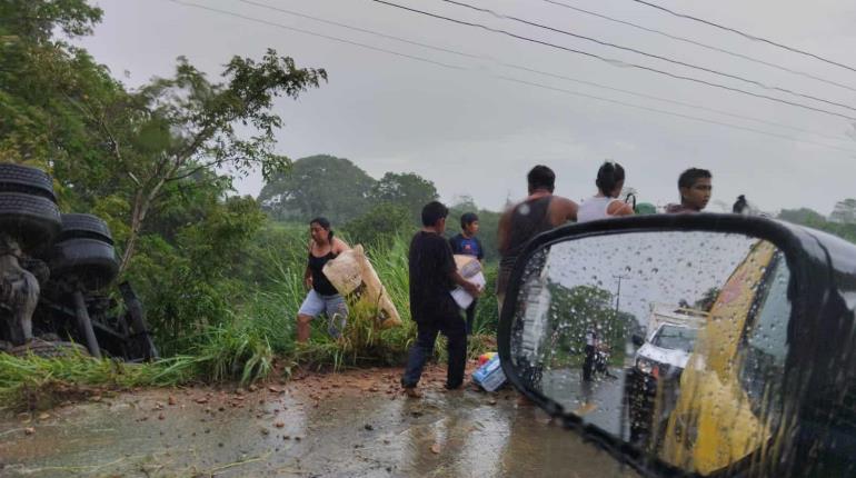 Rapiñan carga de camión volcado en la Teapa-Pichucalco