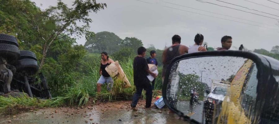 Rapiñan carga de camión volcado en la Teapa-Pichucalco