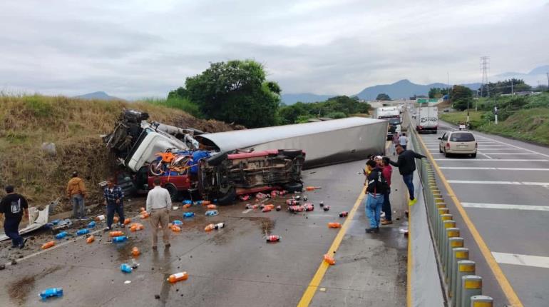 7 heridos deja aparatoso accidente en Veracruz entre 5 vehículos; carga de tráiler volcado fue rapiñada 