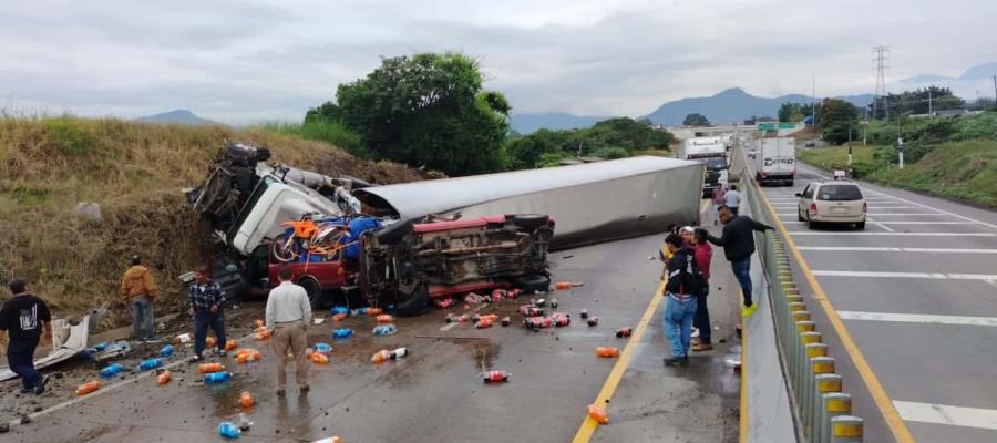 7 heridos deja aparatoso accidente en Veracruz entre 5 vehículos; carga de tráiler volcado fue rapiñada 