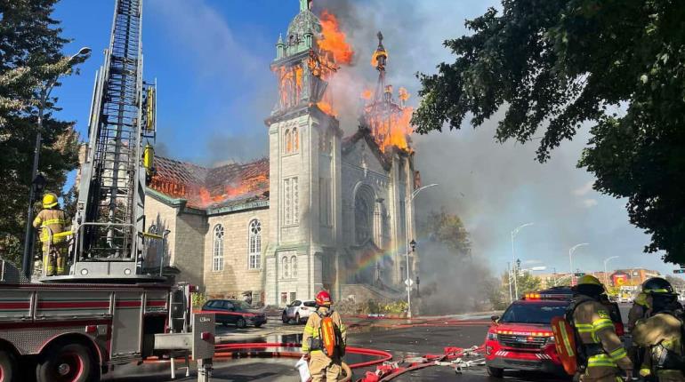 Se incendia histórica iglesia de Notre Dame des Setp Allégresses en Canadá