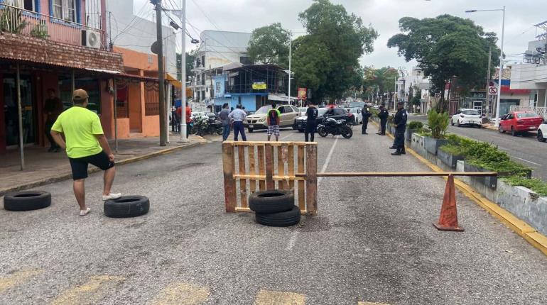 Vecinos de colonia Centro bloquean Paseo Tabasco por falta de luz