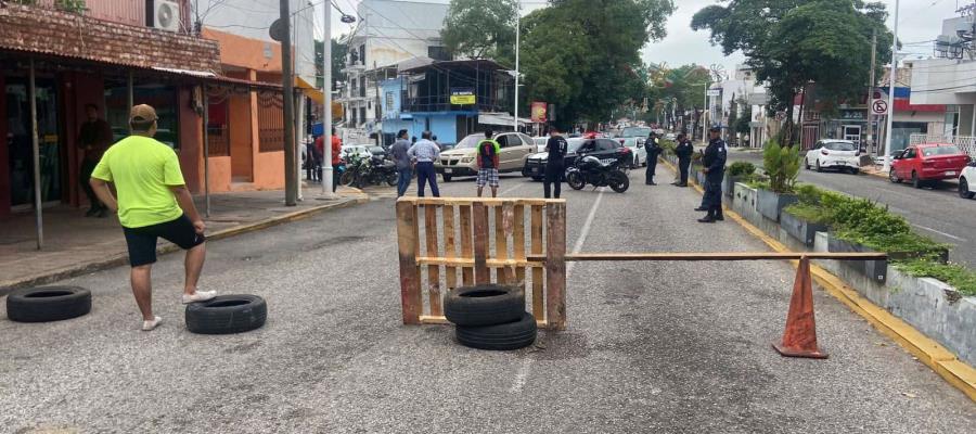 Vecinos de colonia Centro bloquean Paseo Tabasco por falta de luz