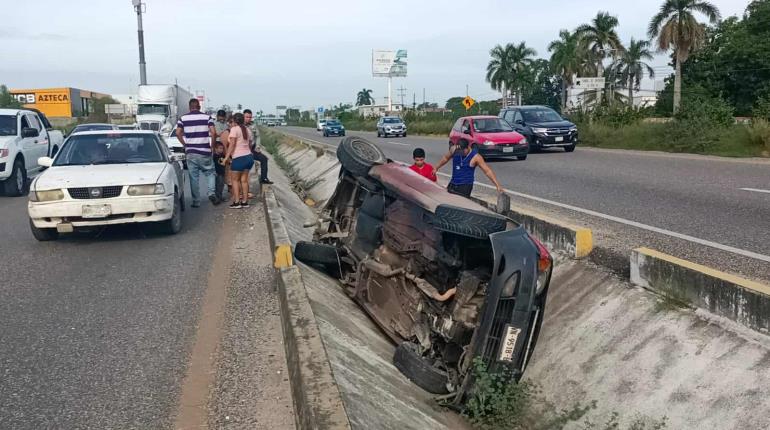 Vuelca camioneta en la Cárdenas-Villahermosa; chofer huyó 