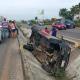 Vuelca camioneta en la Cárdenas-Villahermosa; chofer huyó 