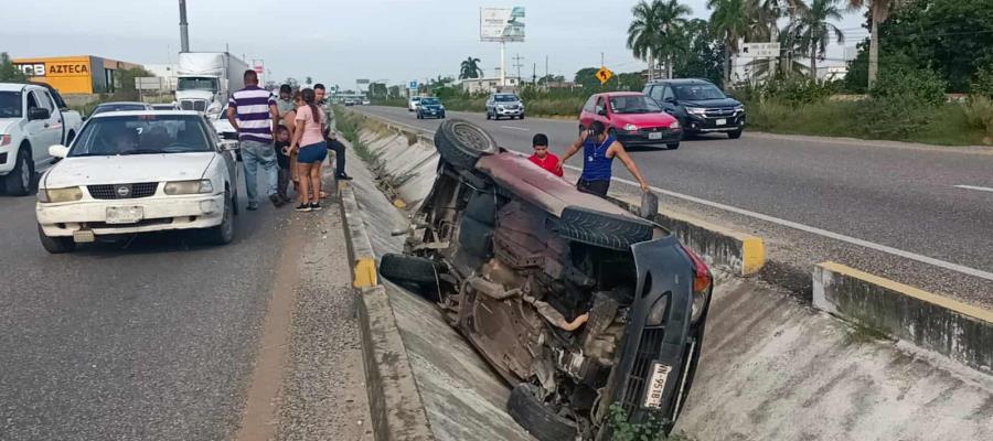 Vuelca camioneta en la Cárdenas-Villahermosa; chofer huyó 