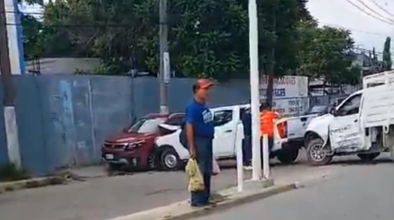 3 camionetas arman carambola en la carretera Villahermosa-La Isla