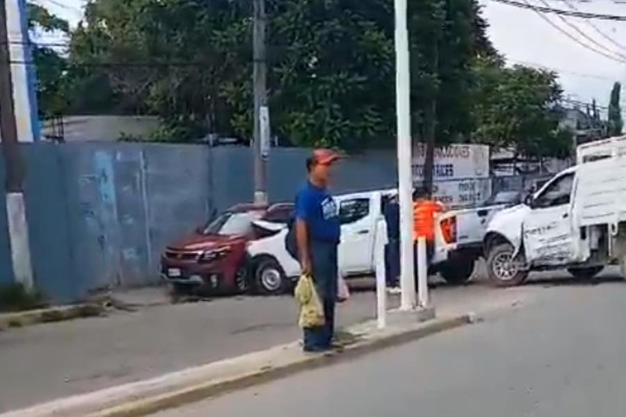 3 camionetas arman carambola en la carretera Villahermosa-La Isla