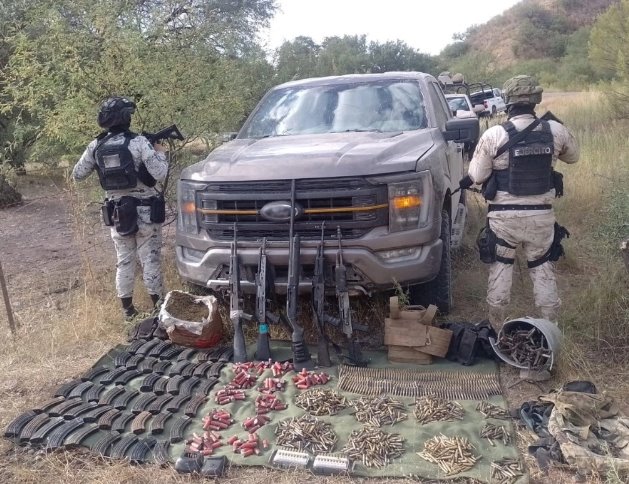 Aseguran en Sonora camioneta con más de 2 mil cartuchos útiles y explosivos