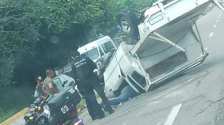 Volcadura de camioneta en la Comalcalco -Paraíso, deja lesionados