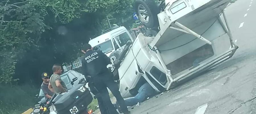 Volcadura de camioneta en la Comalcalco -Paraíso, deja lesionados