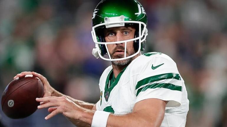 Aaron Rodgers, fuera de peligro; jugaría el lunes