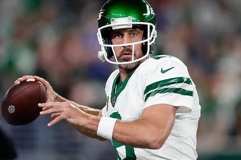 Aaron Rodgers, fuera de peligro; jugaría el lunes