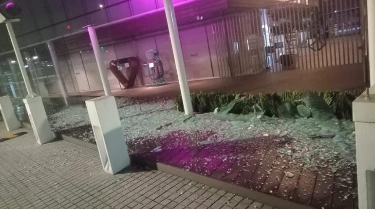 Vandalizan sede del INAI y dejan 5 puertas de cristal rotas 